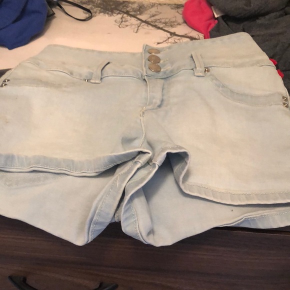 Light wash jean shorts - Picture 1 of 3